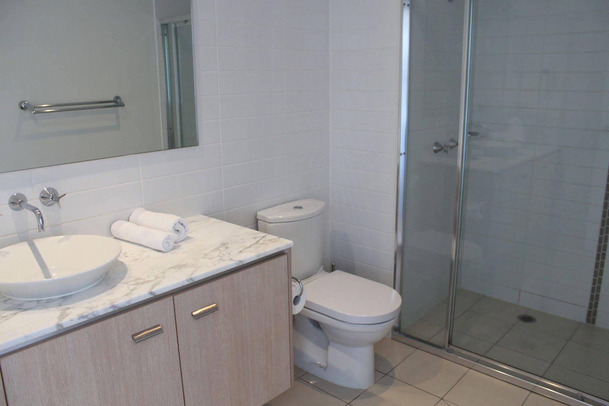 Chancellor Lakeside Apartments Gold Coast Esterno foto