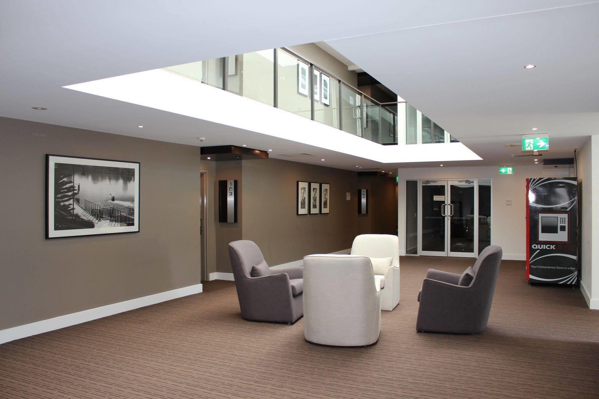 Chancellor Lakeside Apartments Gold Coast Esterno foto